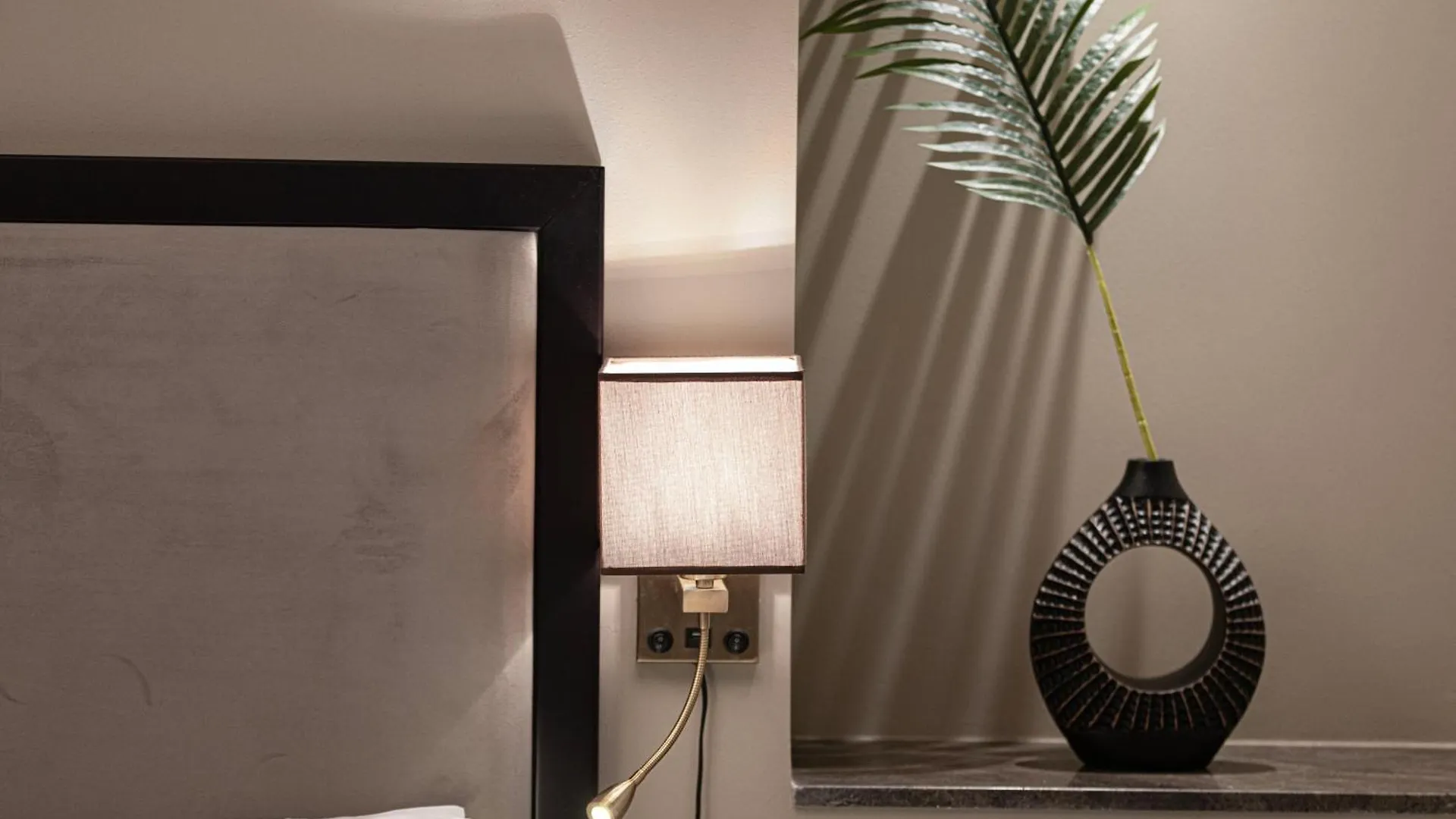 Luxurious Downtown Oasis By Burj Khalifa And Dubai Mall Apartment 0*,  United Arab Emirates