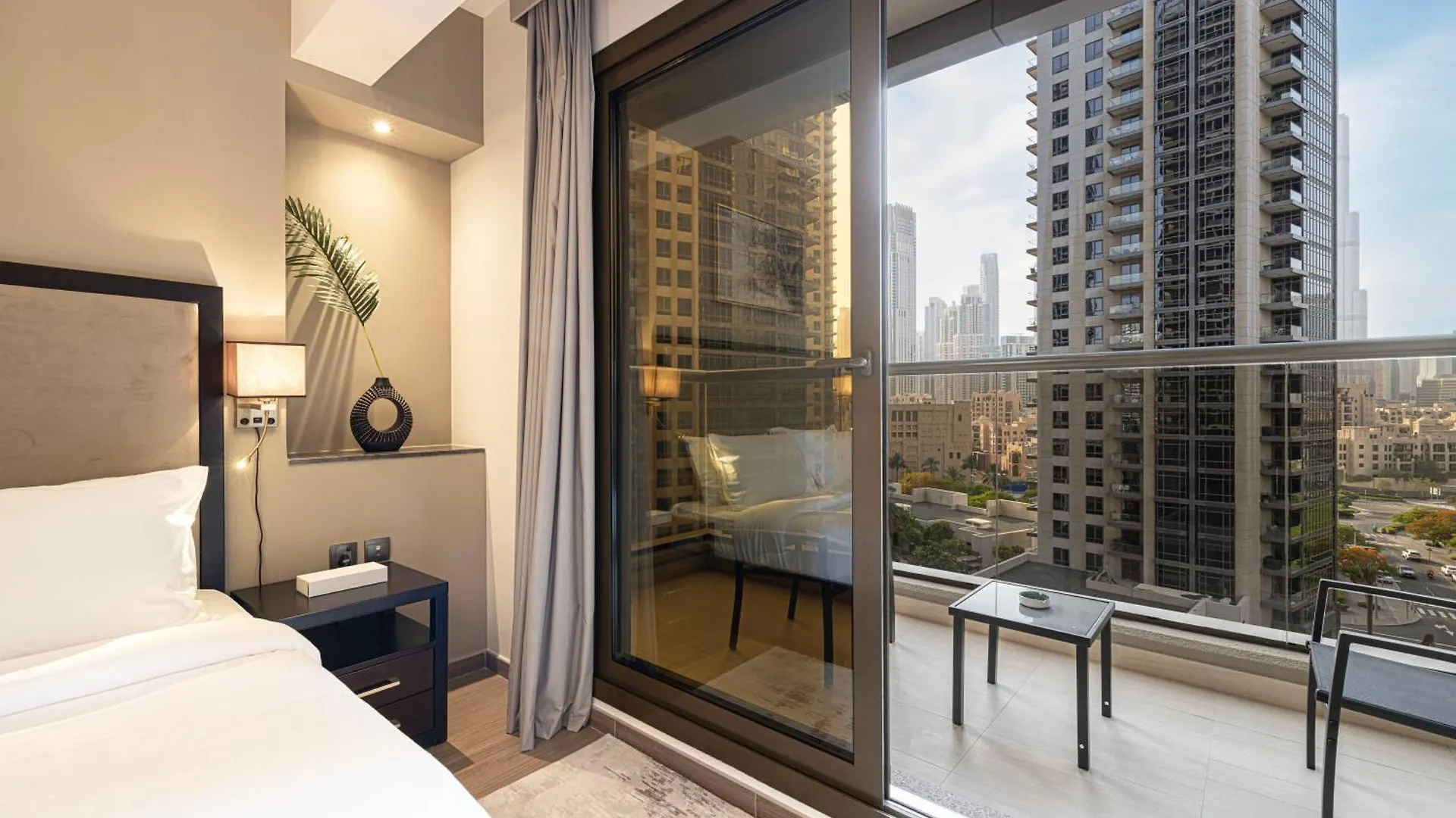 Luxurious Downtown Oasis By Burj Khalifa And Dubai Mall Apartment