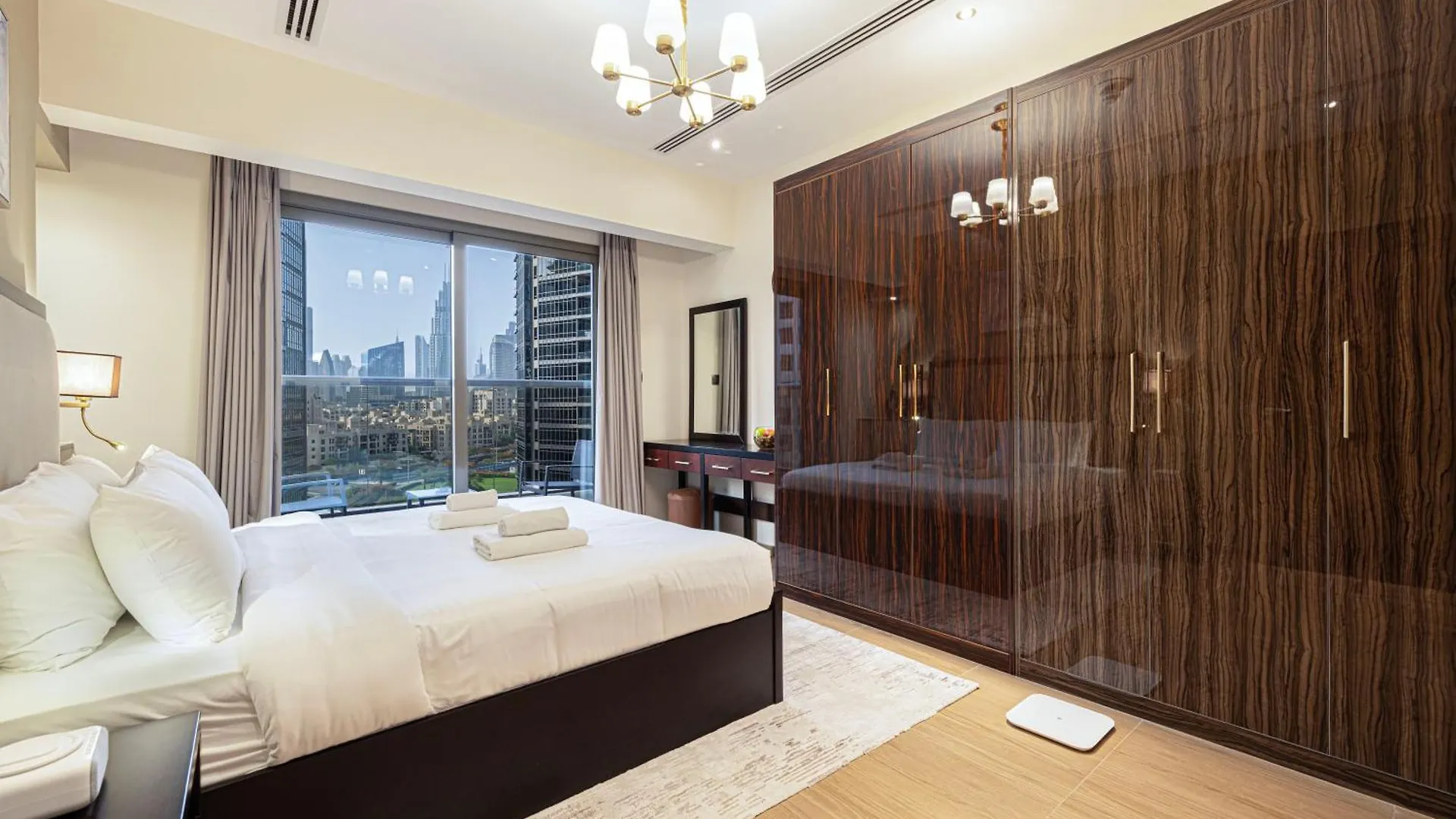 Luxurious Downtown Oasis By Burj Khalifa And Dubai Mall Apartment