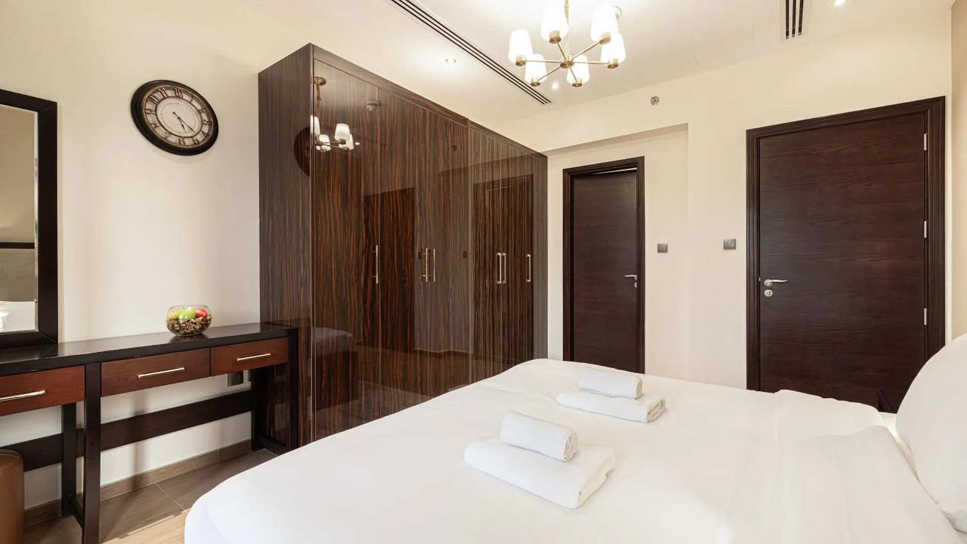 Luxurious Downtown Oasis By Burj Khalifa And Dubai Mall Apartment