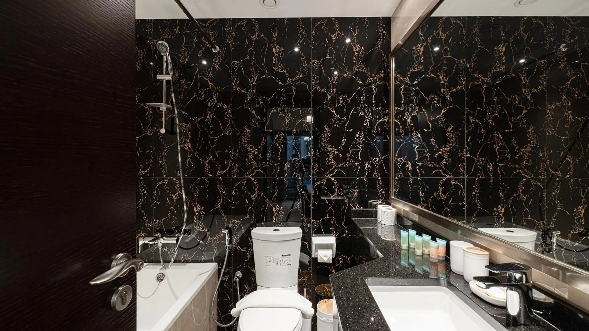 Luxurious Downtown Oasis By Burj Khalifa And Dubai Mall Apartment